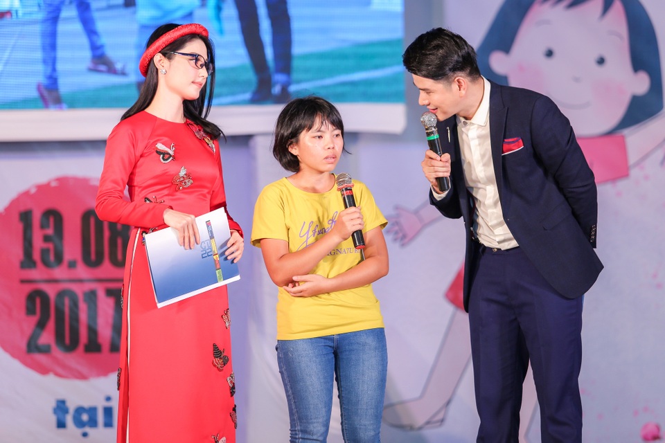 Vũ Mạnh Cường, Diễm My giúp đỡ trẻ em là nạn nhân giao thông - 1 Câu chuyện của gia đình em Nguyễn Thị Sáng (giữa) đã khiến nhiều người rưng rưng.