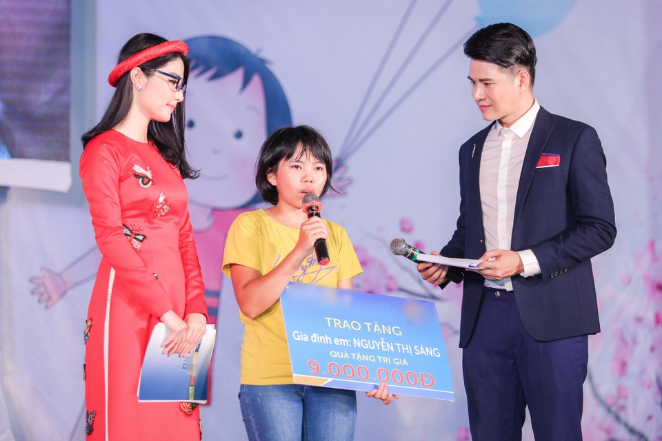 Vũ Mạnh Cường, Diễm My giúp đỡ trẻ em là nạn nhân giao thông - 2 Em Nguyễn Thị Sáng xúc động nhận món quà động viên tinh thần mà mọi người dành tặng.