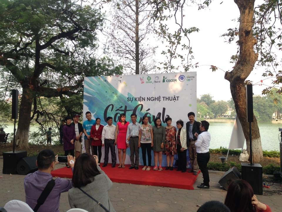 Triển lãm “Cất cánh” tôn vinh người phụ nữ, xóa định kiến giới - 1 MC giao lưu cùng các nhân vật.