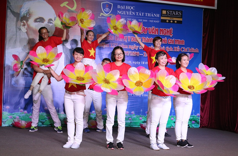 Nhiều hoạt động kỷ niệm ngày sinh Chủ tịch Hồ Chí Minh - 3
Hoạt động văn nghệ chào mừng kỷ niệm 127 năm sinh nhật Chủ tịch Hồ Chí Minh của trường ĐH Nguyễn Tất Thành và các đơn vị trong lĩnh vực y dược