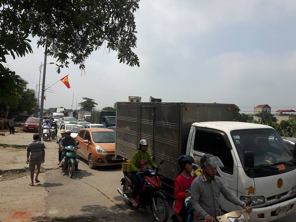 Hà Nội: Xe container đâm hỏng 2 nhà dân - 3 Giao thông trên quốc lộ 1A ùn tắc kéo dài.