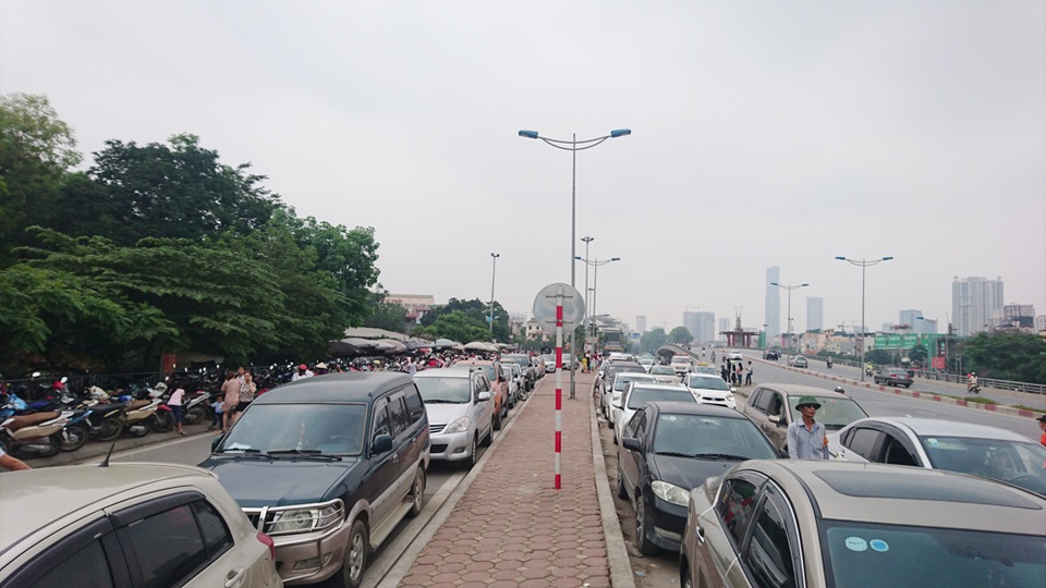 Hà Nội: "Biển người" đổ về công viên Thủ Lệ vui chơi ngày 30/4 - 14 Lượng xe ô tô cá nhân đến khu vực công viên Thủ Lệ quá đông, lực lượng chức năng phải bố trí cho đỗ tạm ở lề đường và mép đường Vành đai 2 trên cao.