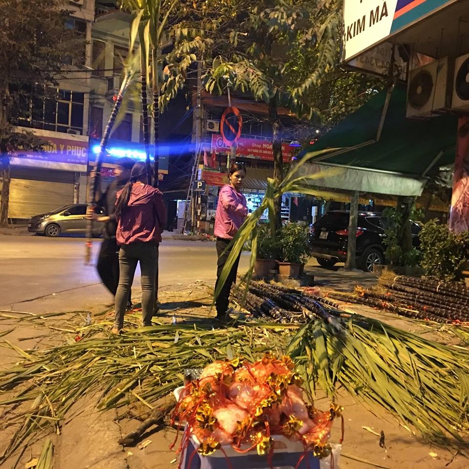 Người dân cả nước hân hoan trong phút giao thừa - 105
Trái với cảnh khá quang đãng, vắng vẻ trên các tuyến phố.