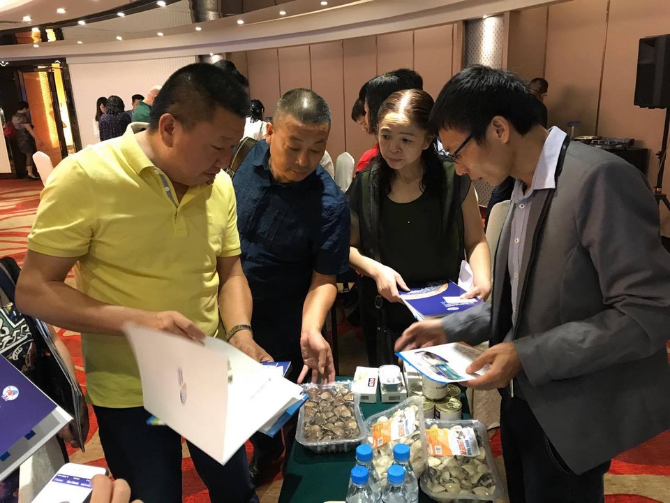 Khách Trung Quốc "chuộng" thuỷ sản Việt Nam - 1
Nhiều khách hàng Trung Quốc quan tâm tới sản phẩm ngao sạch, ngao sơ chế... của Việt Nam.