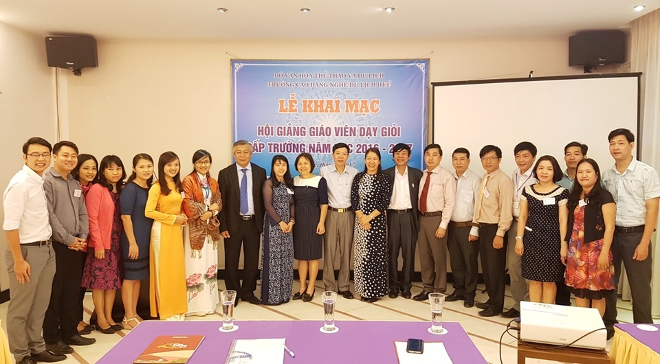 Giảng viên nghề du lịch tại Huế thi tài dạy giỏi - 1 15 giảng viên dự thi của trường Cao đẳng Nghề Du lịch Huế chụp ảnh cùng Ban giám khảo trước khi vào thi Hội giảng giáo viên dạy giỏi 2017