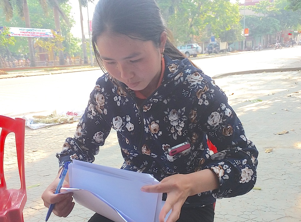 Nhận tiền tỷ hứa lo nhiều suất "chạy việc", cô giáo tiểu học đột nhiên "mất tích" - 6 Chị Vi Thị Bích nói: “Sau thời gian chờ đợi không có kết quả, tôi đã gửi đơn tố cáo cô Nga lên công an huyện Quỳ Hợp”.