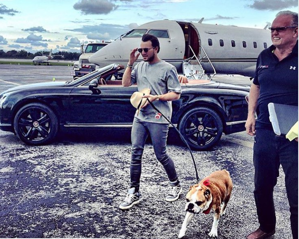 Một đại gia trẻ tuổi dắt theo thú cưng trong chuyến đi của mình