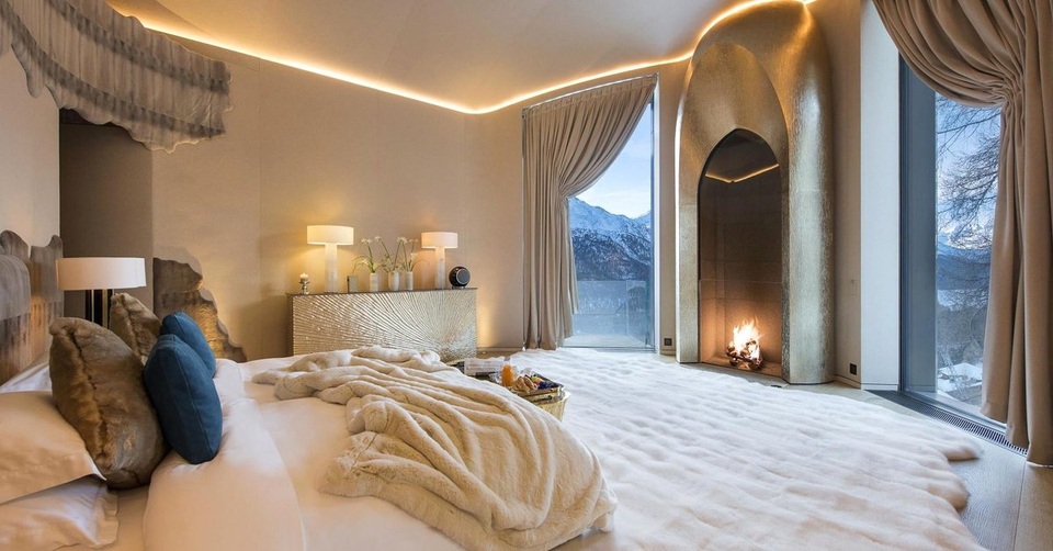 Sàn nhà được phủ bằng lớp lông cáo trắng Scandinavia, kết hợp cùng bồn tắm bằng đá onyx có vòi hoa sen 360 độ.