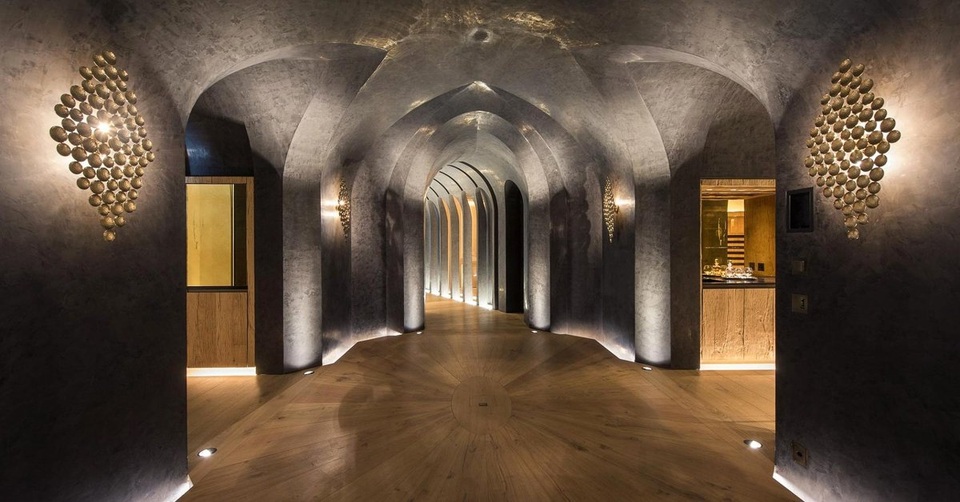 
Bên dưới là nhà hát riêng, lối đi vào thang máy trượt tuyết và hầm rượu vang.
