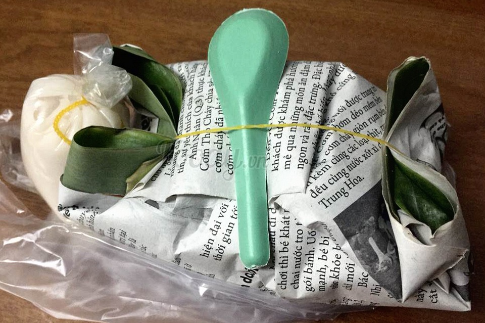 Thói quen vô tình gây ngộ độc chì mà nhiều bà nội trợ mắc phải - 1 Theo chuyên gia, mực in của giấy báo có chứa kim loại chì, khi dùng bọc thực phẩm chín gây thôi nhiễm, ảnh hưởng không tốt đến sức khỏe. (Ảnh minh họa)