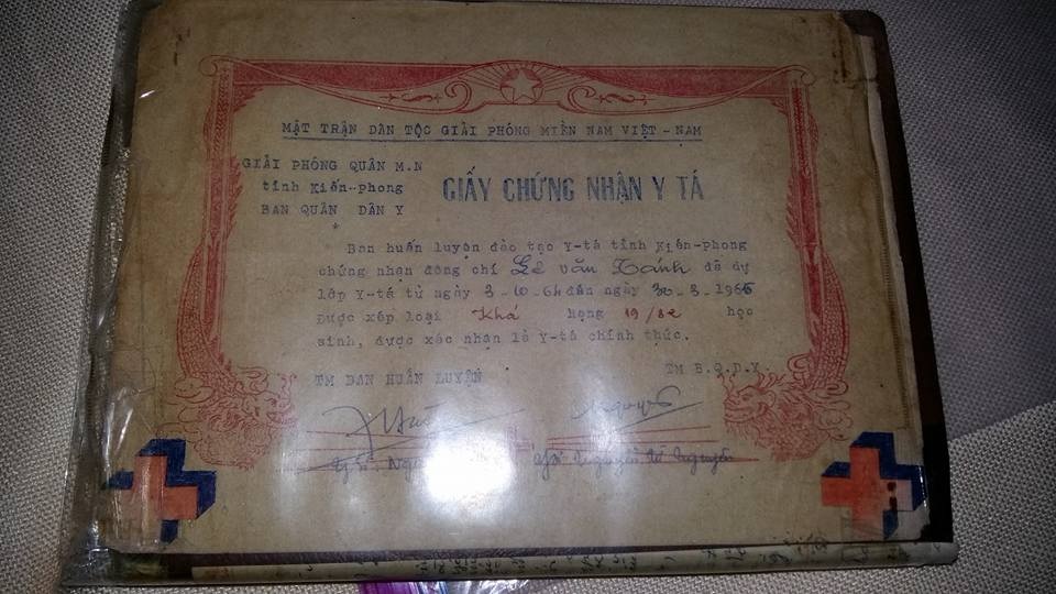 Lá cờ giải phóng thấm máu đào trở về từ bên kia chiến tuyến - 5 Giấy chứng nhận y tá của liệt sỹ Lê Văn Tánh được Denver Shannon trao trả cho gia đình cùng nhiều kỷ vật khác.