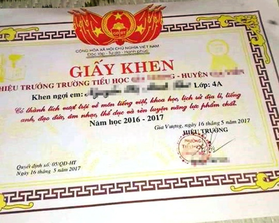 Trường “xin lại” giấy khen học sinh có “thành tích vượt trội 7 môn học” - 1 Giấy khen học sinh có thành tích vượt trội 7 môn học gây tranh cãi.