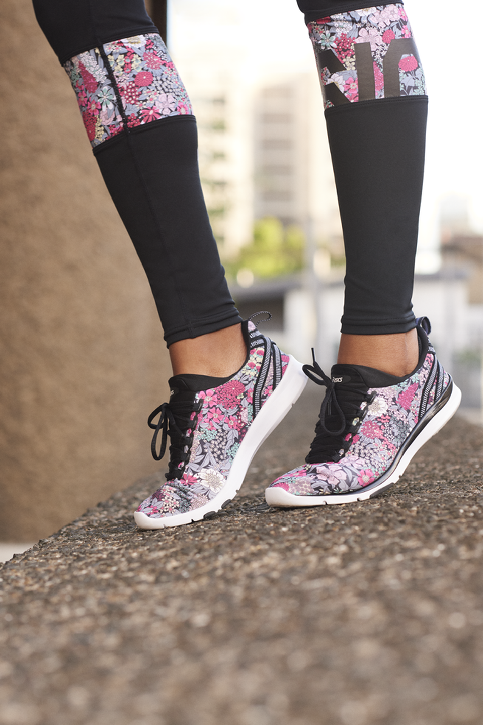 Xu hướng giày thể thao “Sport Chic” khiến giới trẻ mê mệt - 3 Xu hướng giày thể thao “Sport Chic” khiến giới trẻ mê mệt - 3
