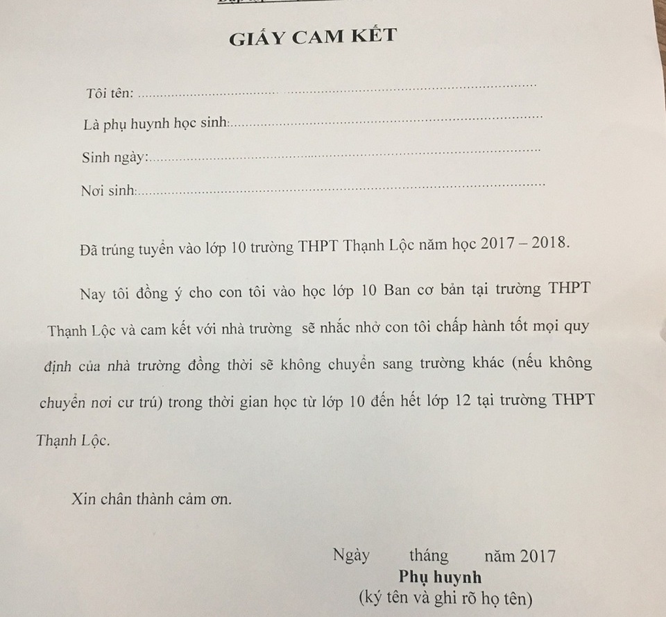 Thêm trường học bắt phụ huynh cam kết không được chuyển trường - 1 Giấy cam kết không chuyển trường cho con khi theo học tại Trường THPT Thạnh Lộc, Q.12, TPHCM (Ảnh: Lê Đăng Đạt)