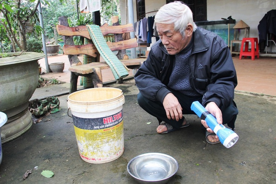 Người dân khốn khổ vì nguồn nước sinh hoạt nhiễm xăng dầu - 3 Nhìn bên ngoài, giếng nước của nhà ông Trinh vẫn bình thường nhưng có mùi xăng dầu