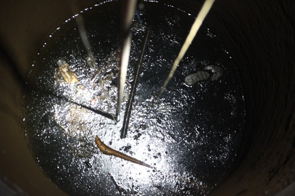 Người dân khốn khổ vì nguồn nước sinh hoạt nhiễm xăng dầu - 5
Chỉ cần mở miệng giếng có thể cảm nhận được mùi hôi, nhìn mắt thường thấy lớp váng dày đặc, nhưng kết quả xét nghiệm của cơ quan chức năng lại không có dấu hiệu gì (?)