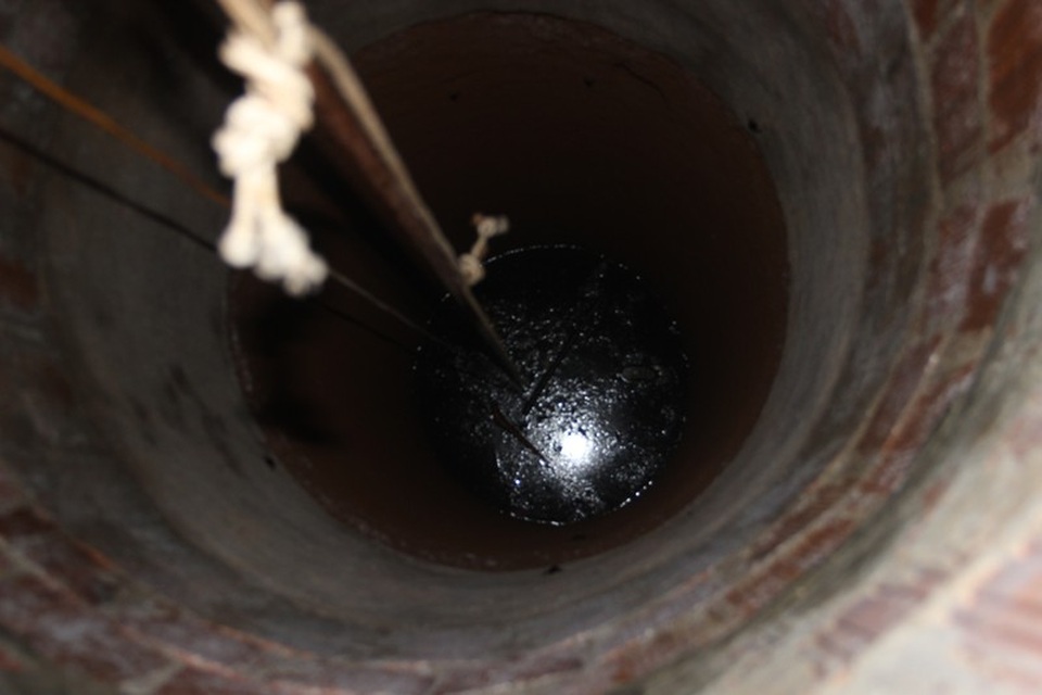 Người dân khốn khổ vì nguồn nước sinh hoạt nhiễm xăng dầu - 6 Tình trạng nước sinh hoạt bị nhiễm bẩn khiến cuộc sống của người dân trở nên khốn khổ