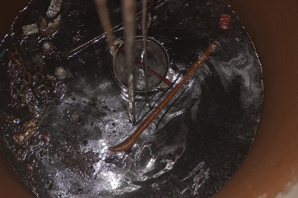 Người dân khốn khổ vì nguồn nước sinh hoạt nhiễm xăng dầu - 1
Giếng nước của nhà chị Luyến đọng một lớp váng dày, bốc mùi xăng dầu.