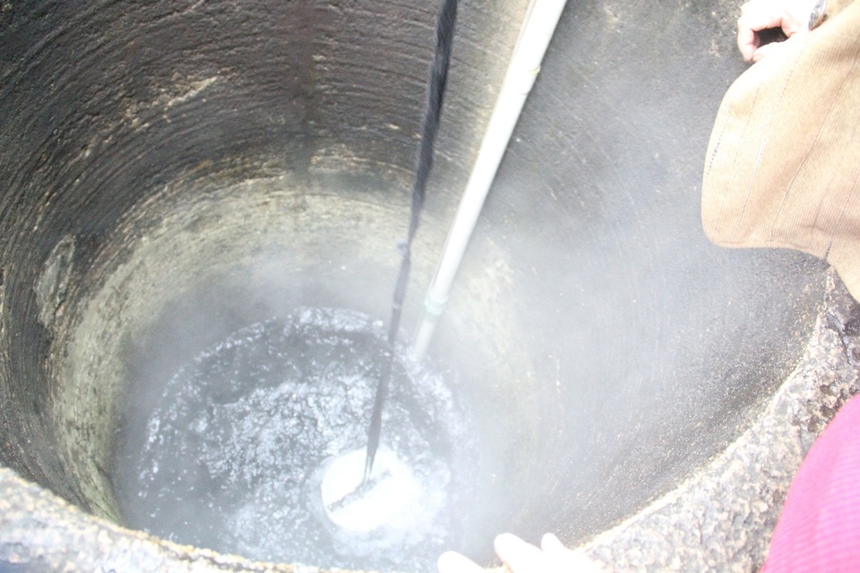 Giếng nước bốc hơi nghi ngút, nóng bất thường - 1
Giếng nước nhà bà Liên nóng lên bất thường và bốc hơi nghi ngút.
