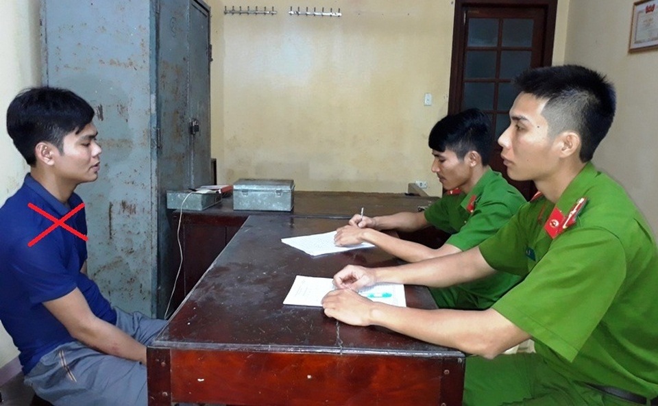 Mâu thuẫn trong quán karaoke, cầm dao đâm chết người - 1 Đối tượng Trần Xuân Quang (dấu x) tại cơ quan Công an (ảnh: Công an Hà Nam)