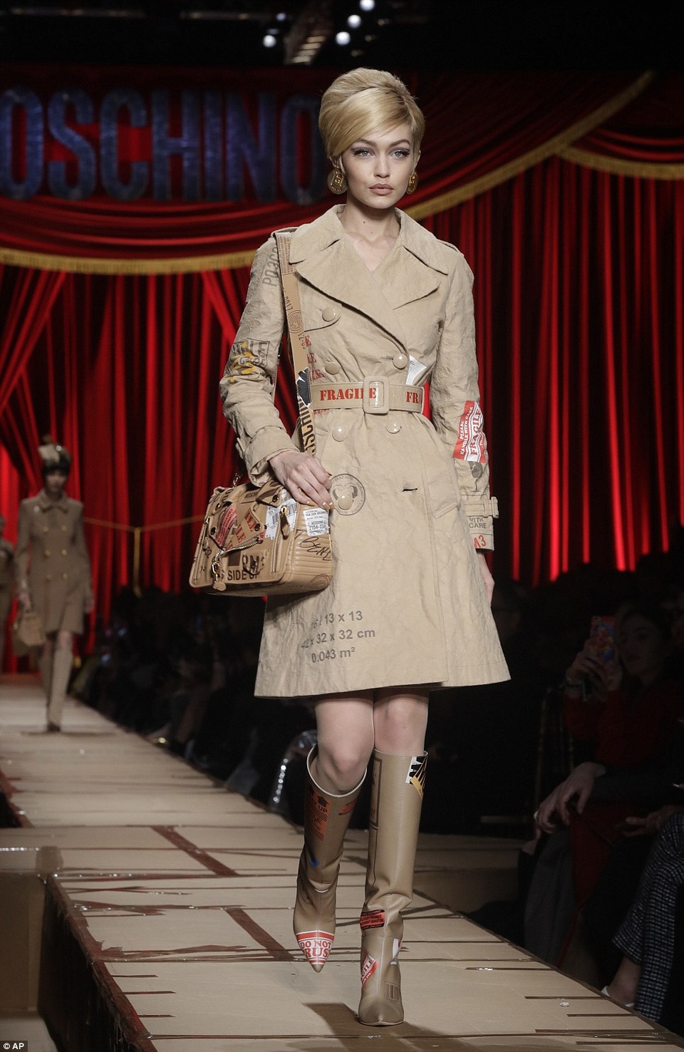 Siêu mẫu trẻ suýt ngã trên sàn catwalk - 8
Gigi Hadid...
