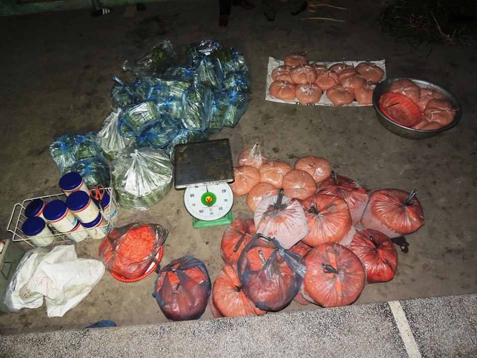 Tang vật cơ quan chức năng thu giữ tại cơ sở sản xuất xuất giò, nem chua sử dụng chất và làm giả giò bò (ảnh: Công an Hà Nam)