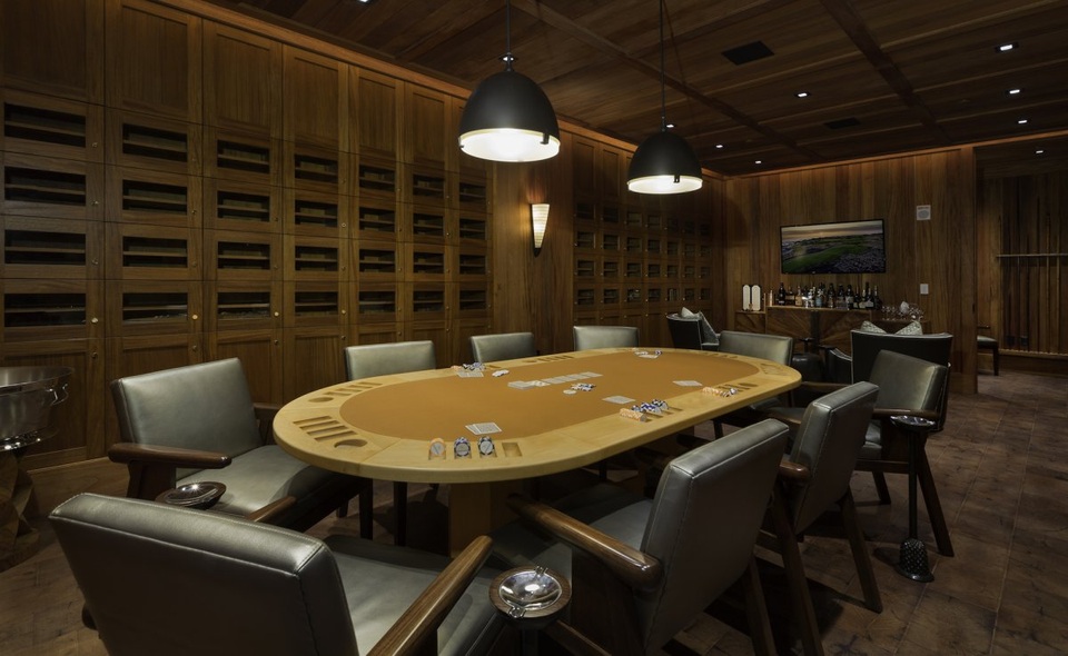 Những dãy bàn dài chơi poker dành cho các thành viên. Tại đây, họ sẽ hút xì gà giống phong cách trong phim James Bond.