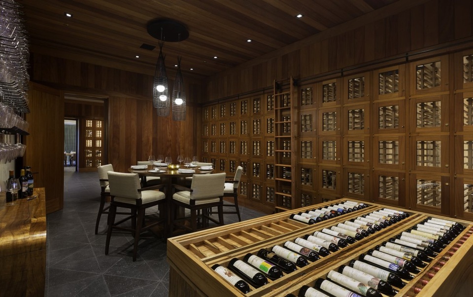 Bên trong là hầm rượu. Tại đây, các thành viên có thể lưu trữ những chai rượu có giá trị cao. Kohanaiki thường xuyên tổ chức các sự kiện nếm thử rượu vang. Ngoài ra còn có nhà máy sản xuất bia riêng.