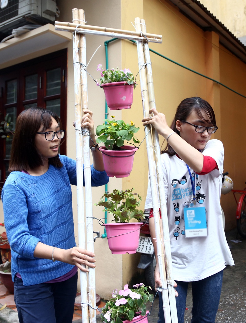 
Thời tiết không ủng hộ, công việc nặng, nhân lực ít nhưng dường như không hề làm lay chuyển tinh thần của các bạn tình nguyện viên, quyết hoàn thành công trình xanh cho khu tập thể.
