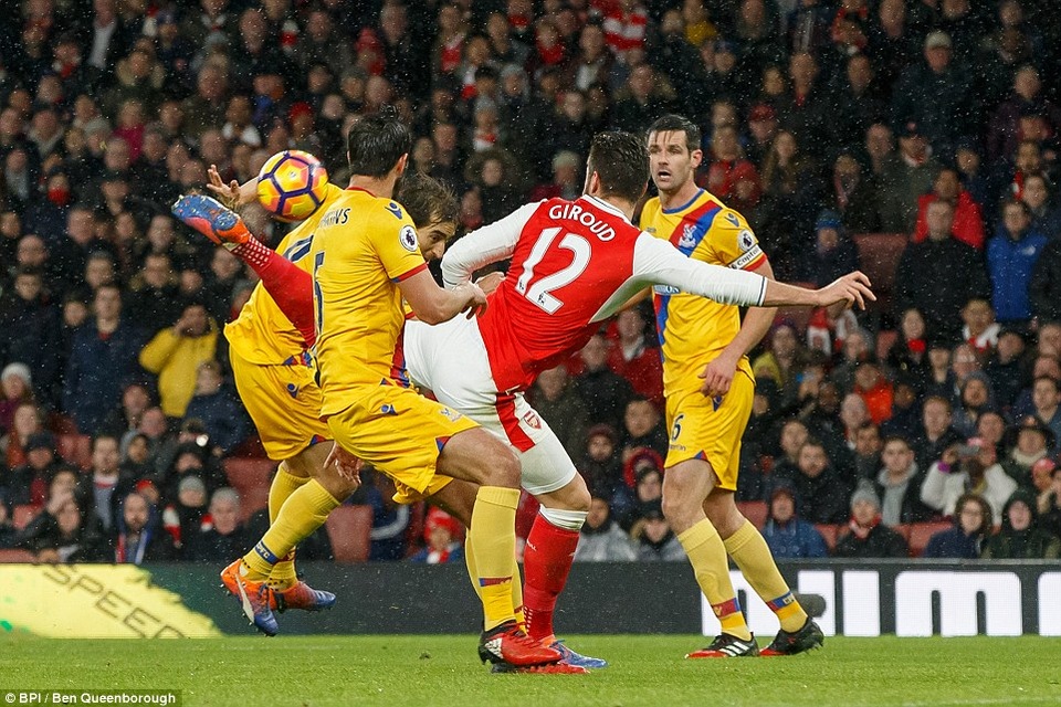 Ngả mũ trước siêu phẩm kiểu bọ cạp của Giroud - 1 Giroud thực hiện siêu phẩm kiểu bọ cạp vào lưới Crystal Palace