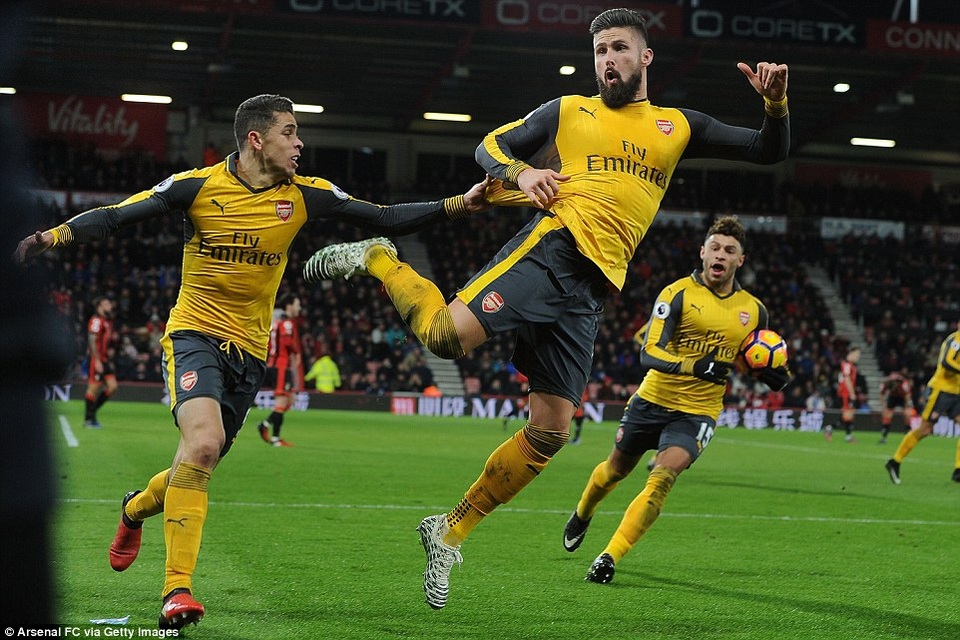 Bị dẫn trước ba bàn, Arsenal vẫn thủ hòa Bournemouth - 1
Giroud (giữa) ăn mừng theo phong cách bọ cạp
