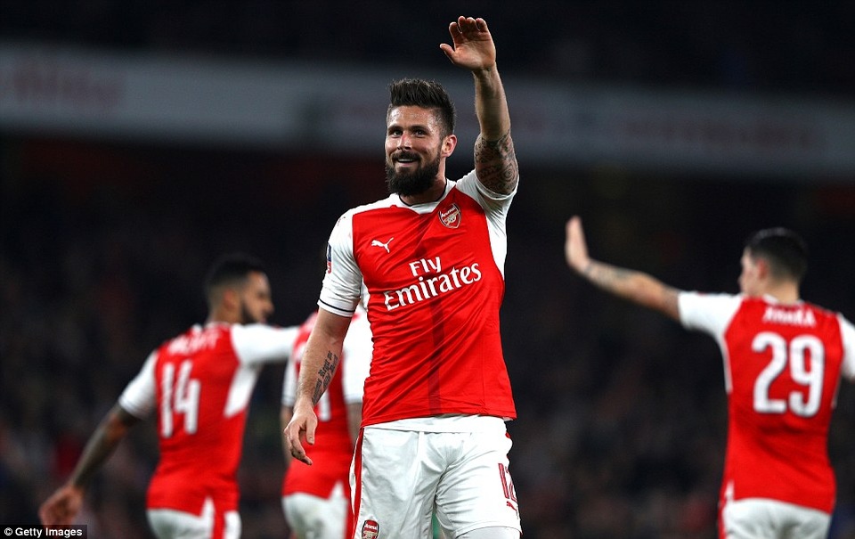 Arsenal dễ dàng “bắt nạt” đàn em Lincoln - 1
Giroud ghi bàn trong chiến thắng của Arsenal