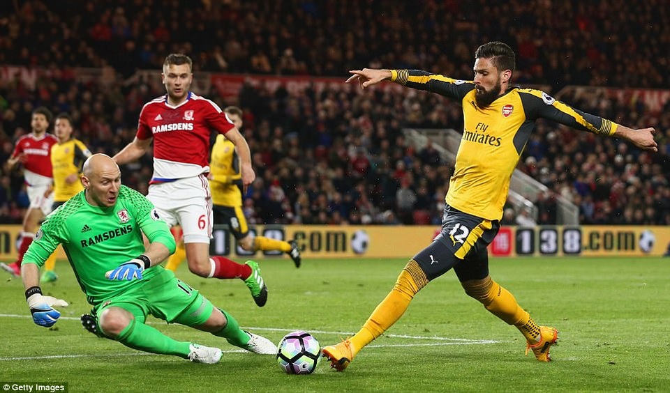 Sanchez và Ozil lập công, Arsenal vượt qua Middlesbrough - 2
Guzan (trái) lao ra cản phá pha đi bóng của Giroud (phải)