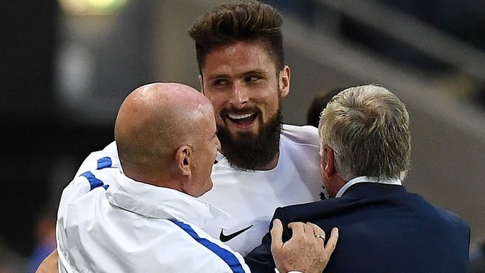 Pháp - Hà Lan: Cửa thoát nào cho "Cơn lốc màu da cam"? - 2 
Giroud (giữa) vẫn là chân sút chủ lực của Pháp