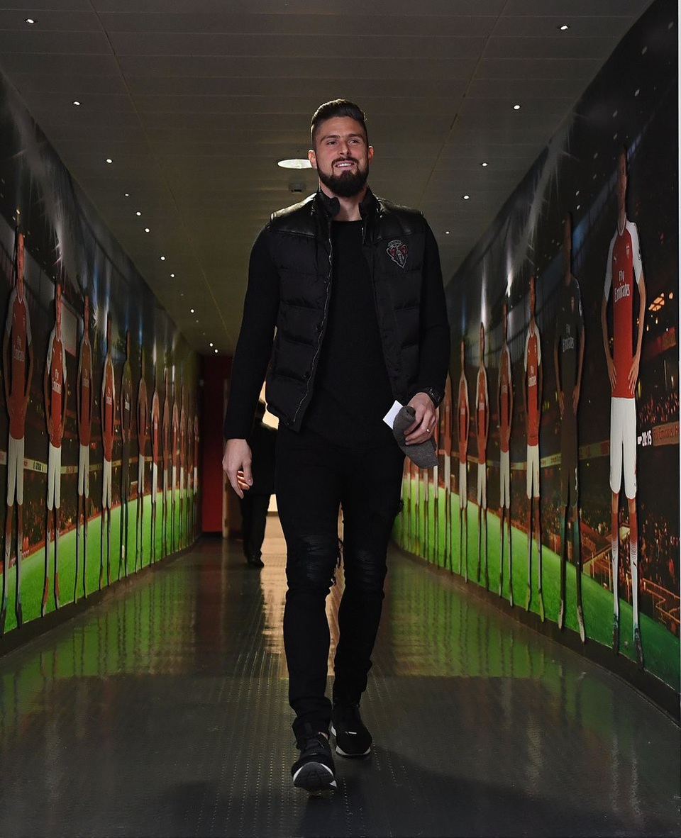 Arsenal 2-0 Tottenham: Chiến thắng xứng đáng - 11
Giroud và các động đội tiến vào phòng thay đồ ở Emirates chuẩn bị cho trận đấu sớm nhất vòng 12 Premier League
