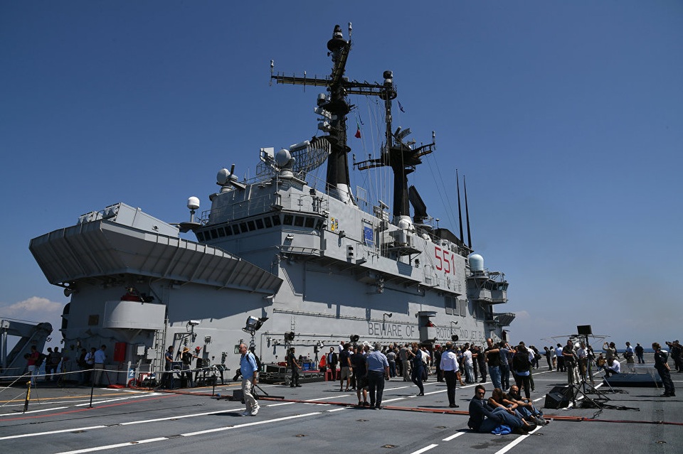 Tàu sân bay Giuseppe Garibaldi được biên chế từ năm 1985 và là tàu đầu tiên của Italy được đóng để có thể vận hành máy bay có cánh cố định. Sau Thế chiến II, hải quân Italy bị cấm sử dụng máy bay có cánh cố định, do đó tàu Giuseppe Garibaldi phải điều chỉnh lại chức năng thành tàu tuần dương mang máy bay. Mãi cho đến năm 1988, Giuseppe Garibaldi vẫn chỉ được phép mang theo trực thăng và phải tới năm 1989, tàu này mới được trang bị máy bay chiến đấu có cánh cố định. Tàu sân bay này đã trải qua quá trình nâng cấp vào năm 2003 và 2013. Tuy nhiên, vị trí dẫn đầu của tàu Giuseppe Garibaldi trong hạm đội Hải quân Italy đã bị thay thế bằng tàu sân bay mới và to hơn có tên Cavour vào năm 2009. (Ảnh: AFP)