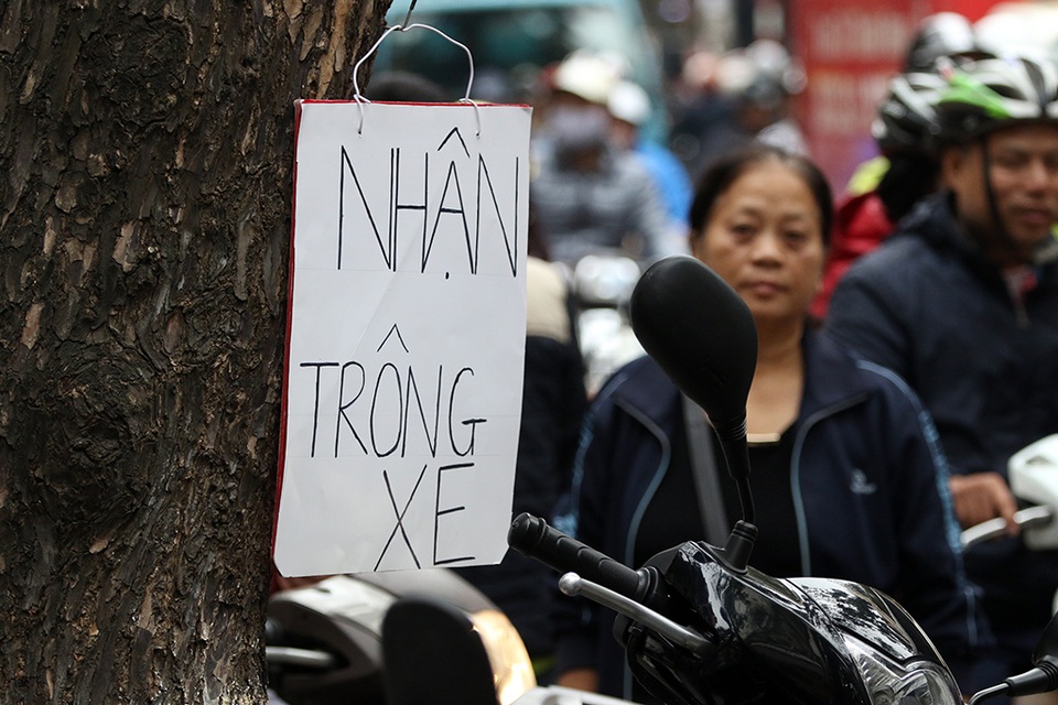 Tranh mua vàng ngày Thần tài, khách bị “chém đẹp” phí gửi xe - 1 Nhiều điểm trông xe tự phát (ảnh Mạnh Thắng)