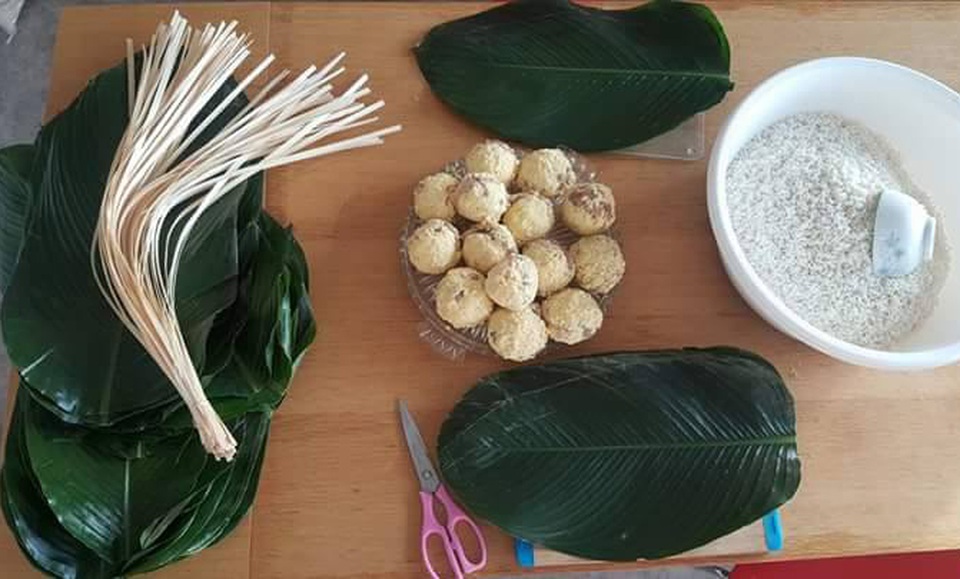 Tết ấm áp của người Việt Nam tại Đức - 2 Chuẩn bị các nguyên liệu để gói bánh chưng.