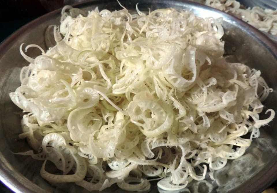 Về Hòn Khói thưởng thức gỏi lua trứ danh khiến du khách "phát thèm" - 3 Lõi cây chuối hột thái mỏng và sơ chế.