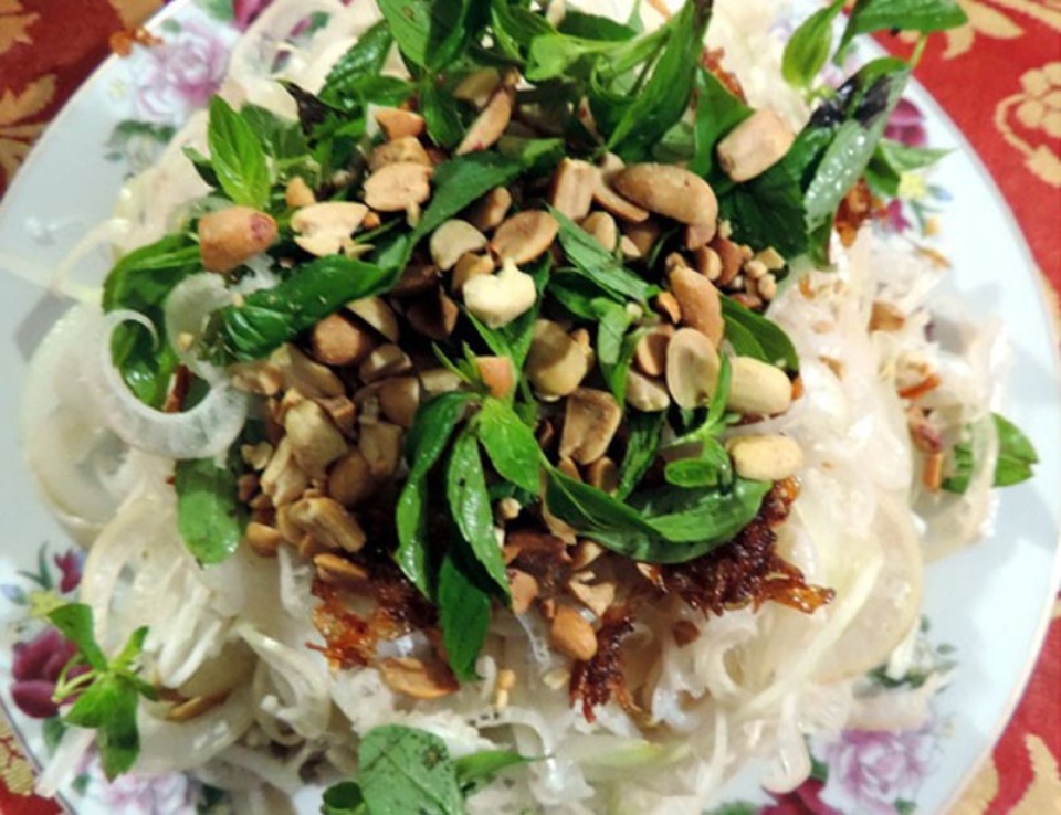 Về Hòn Khói thưởng thức gỏi lua trứ danh khiến du khách "phát thèm" - 4 Sau khi hoàn thành, gỏi lua được sắp ra đĩa, bày lên trên mặt là rau thơm, hành phi, đậu phộng.