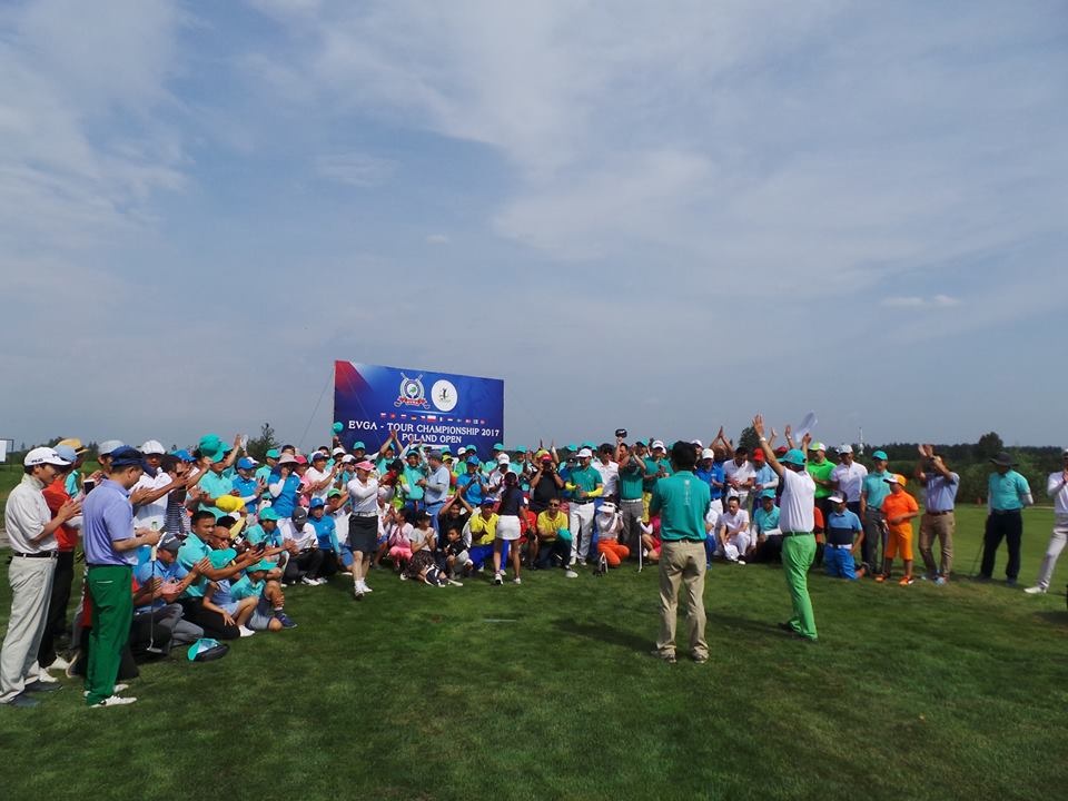 Người Việt tại châu Âu tổ chức thành công giải golf ở Ba Lan - 1
Các golf thủ tham gia giải đấu tại Ba Lan (Ảnh: Nguyễn Thức Tuấn)