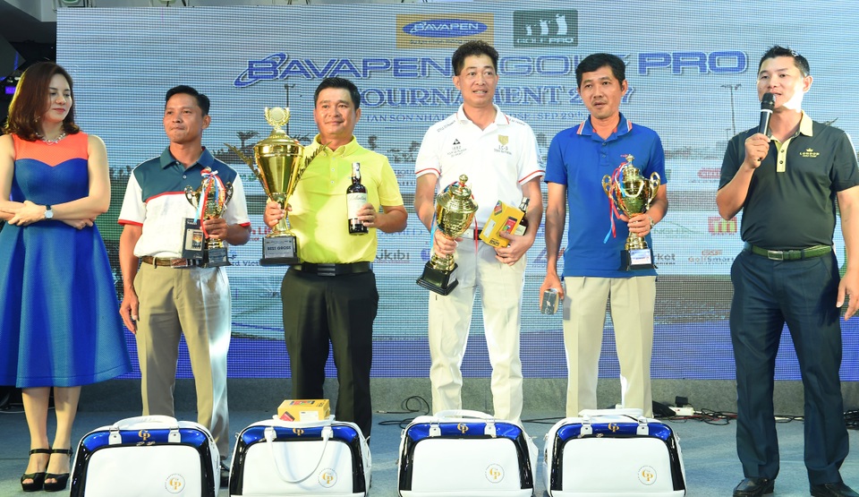 Kết thúc giải Golf chuyên nghiệp 2017 - 1 Những VĐV xuất sắc nhất nhận phần thưởng giá trị từ BTC