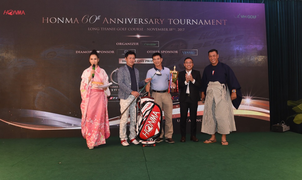 Nữ golfer Trần Phương Lan giành gậy golf trị giá 118 triệu - 1
Golfer Nguyễn Hữu Hải xuất sắc giành ngôi vô địch với 76 gậy