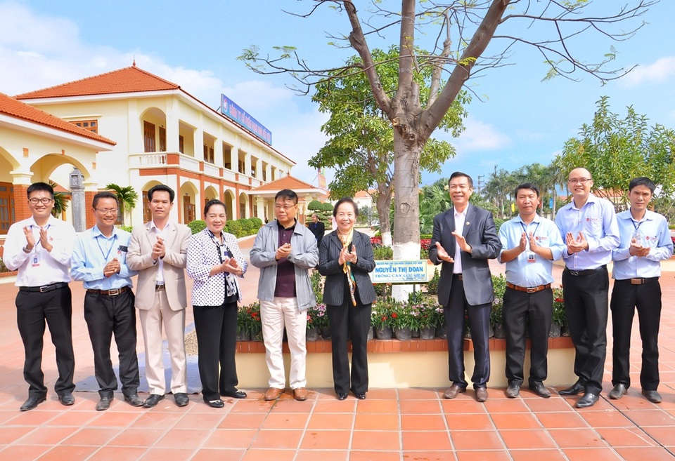 Vị doanh nhân “thổi hồn” vào đất “truyền lửa” tinh thần khởi nghiệp - 1 Ông Nguyễn Quang Mâu (thứ tư từ phải) cùng cán bộ, công nhân viên Gốm Đất Việt tiếp đón Nguyên Phó Chủ Tịch Nước Nguyễn Thị Doan thăm công ty gần đây