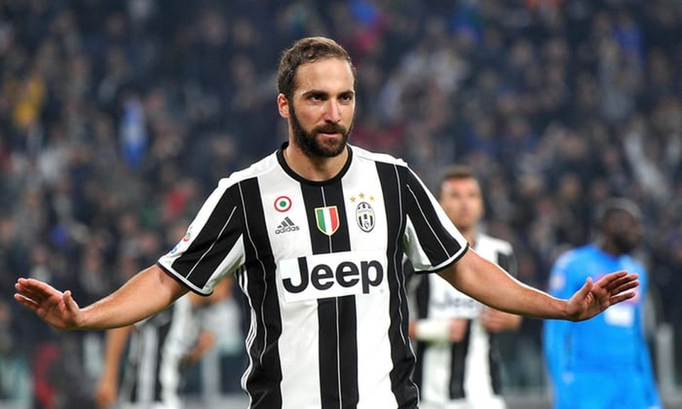 Higuain từng sang Juventus với mức phí 90 triệu euro. Cộng thêm những lần chuyển từ River Plate sang Real Madrid, Real Madrid sang Napoli, tổng giá trị chuyển nhượng của cầu thủ này lên tới 140 triệu euro.