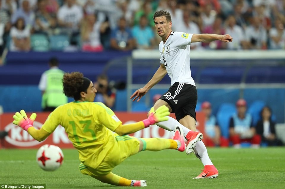 Thắng đậm Mexico, Đức gặp lại Chile ở chung kết - 1
Goretzka (phải) lập cú đúp chỉ trong hai phút