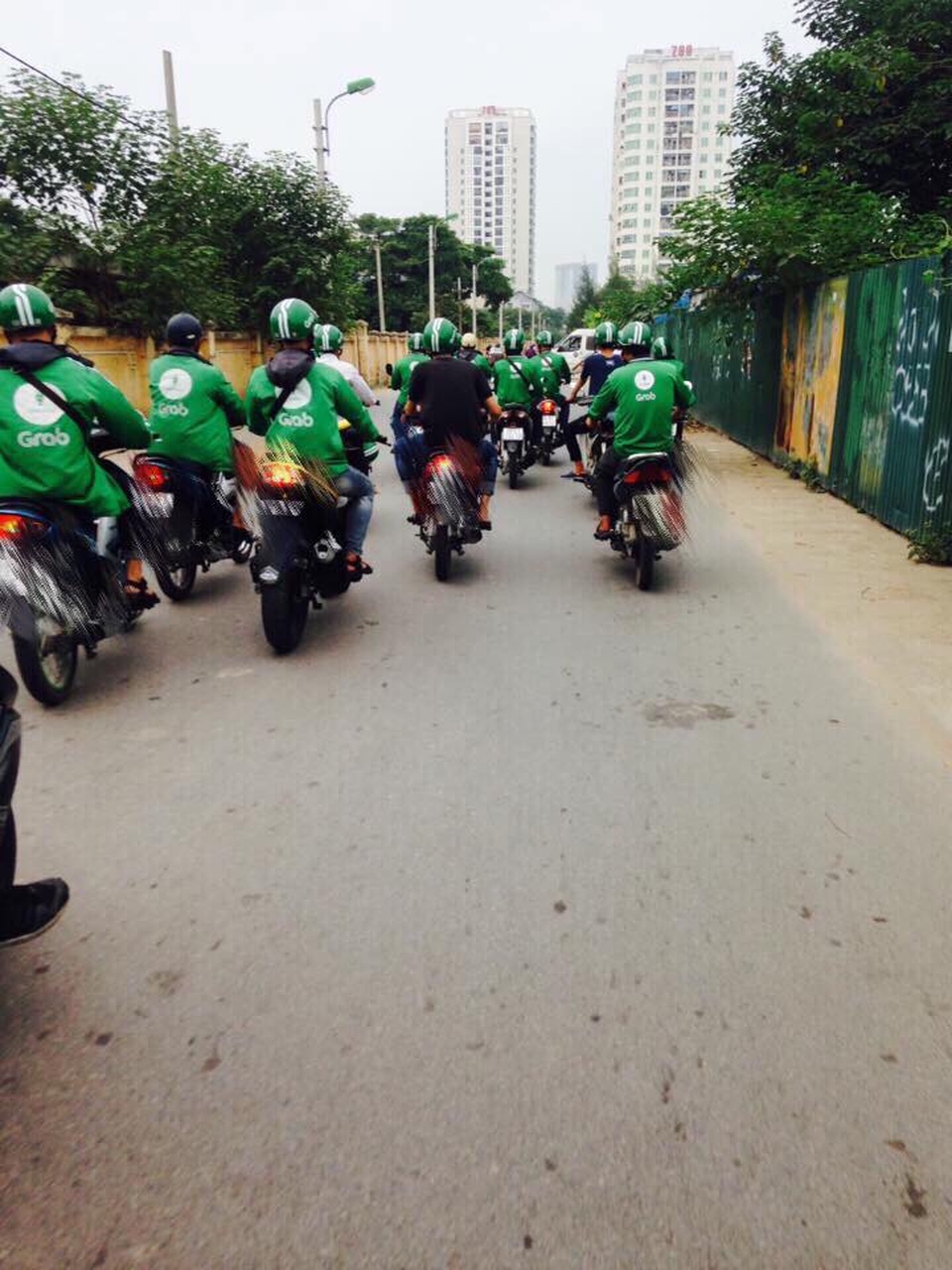 Khách kêu trời giá GrabBike gấp đôi ngày thường, đắt ngang taxi - 5
Đình công của các lái xe GrabBike xuất phát từ sân vận động Mỹ Đình qua nhiều phố đến trụ sở Grab
