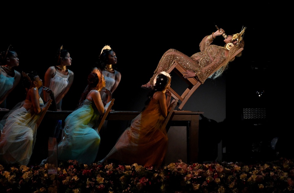 Grammy 2017: “Ngồn ngộn” cảm xúc trong đêm hội tụ của “bầu trời sao” - 1 Grammy 2017: “Ngồn ngộn” cảm xúc trong đêm hội tụ của “bầu trời sao” - 1