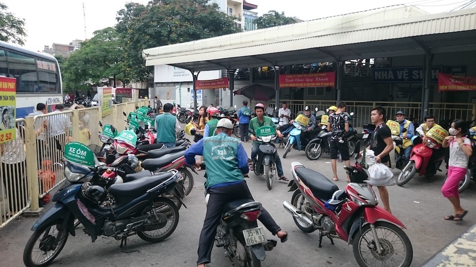 “Cuộc chiến” xe ôm: Cảnh “khốn cùng” không ngờ của xe ôm “vẫy” - 6 Một góc để xe của xe ôm truyền thống bên trong bến xe Giáp Bát.