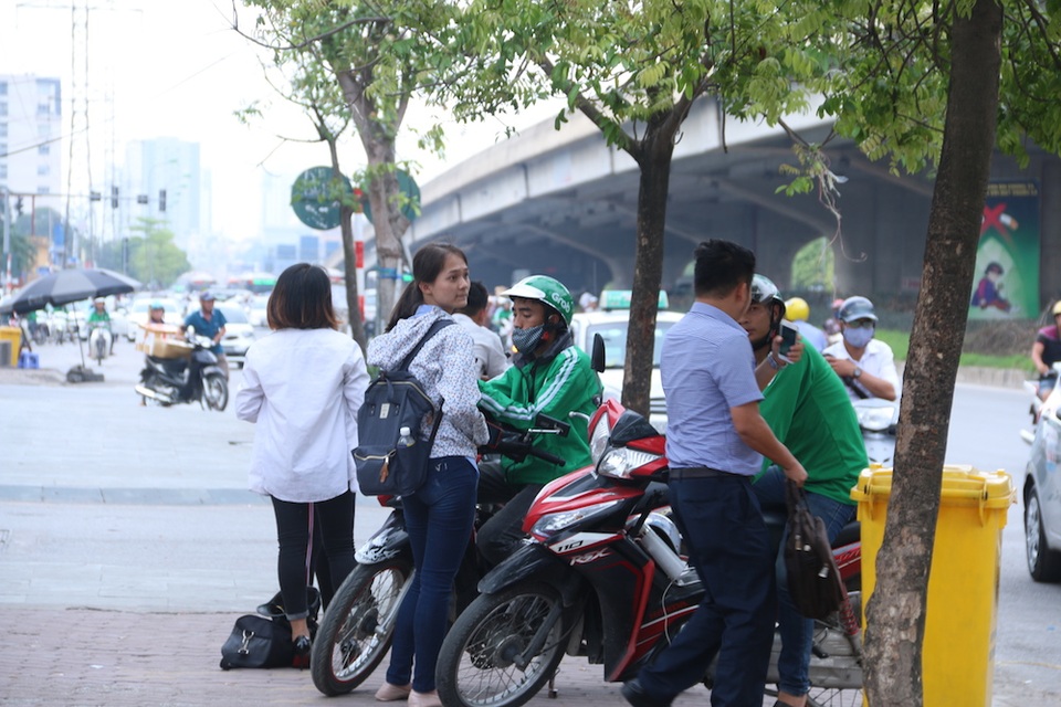 “Cuộc chiến” xe ôm: Cảnh “khốn cùng” không ngờ của xe ôm “vẫy” - 4 Một hình ảnh trái ngược hoàn toàn với xe ôm truyền thống. Cánh GrabBike nhiều xe chạy cả ngày không hết khách.